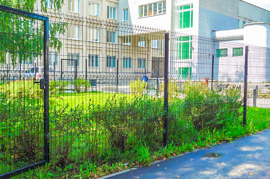 панельный 3D забор вокруг одной из городских больниц Санкт-Петербурга
